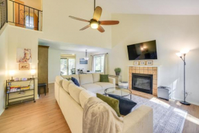 2 Mi to Saratoga Lake Townhome with Patio and Grill!